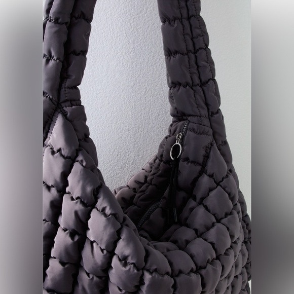 FREE WITH FIRST PURCHASE OF $300 OR MORE. NWT FREE PEOPLE QUILTED BAG - Picture 4 of 5